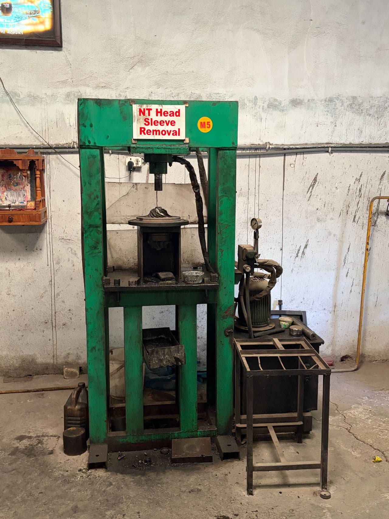 Hydraulic press for engine head sleeve removal