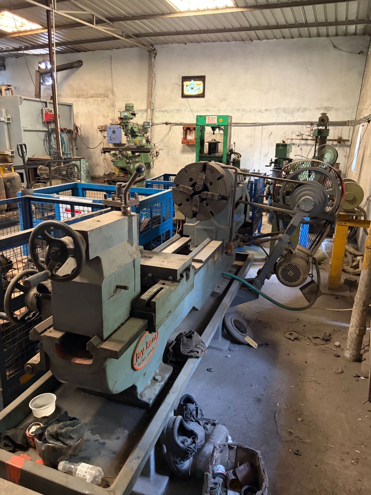 Conventional turning bay with multiple centre lathes